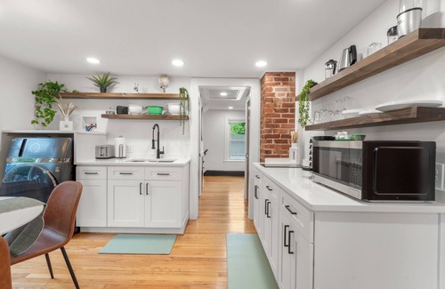 Manchester Apartment | Charming Luxury 1BR Near Downtown. Dog Friendly!