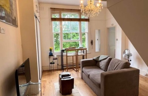 East Putney Apartment | Charming Maisonette Studio Flat in the Heart of Putney