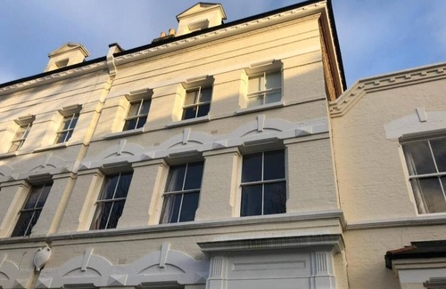 East Putney Apartment | Charming Maisonette Studio Flat in the Heart of Putney