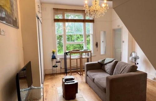 East Putney Apartment | Charming Maisonette Studio Flat in the Heart of Putney