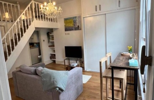 East Putney Apartment | Charming Maisonette Studio Flat in the Heart of Putney