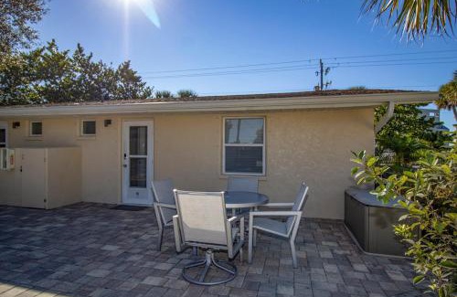 Englewood House | Charming Manasota Key duplex with beach access