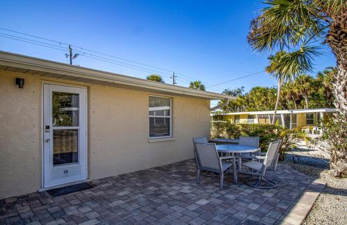 Englewood House | Charming Manasota Key duplex with beach access