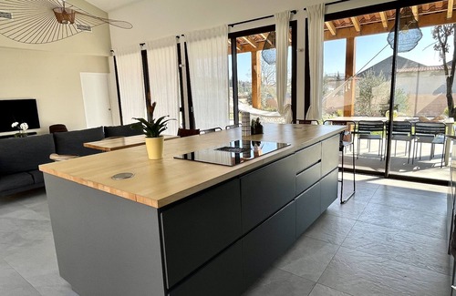 Caux House | Charming Mediterranean house, private swimming pool, parking.