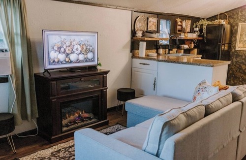 Red Oak House | Charming micro barn offering a cozy retreat! 4 Acres, Sleeps 6, pet friendly.