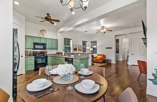 Flagstaff House | Charming Mid-Century Modern 2bd/2ba with Gas Fireplace- 5 min to downtown