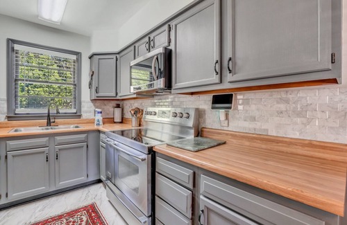 Victory Manor - East Hill - Donwood House | Charming Midcentury Home w/Large Backyard + Parking by Lucky Savannah