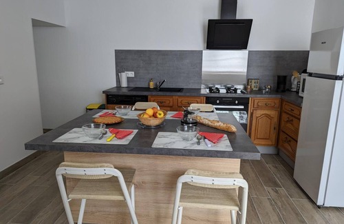 Puyreaux Cottage | *Charming Modern Cottage in Peaceful Village, Baby-Friendly, Wi-Fi, BBQ, Close to Cultural Sites*