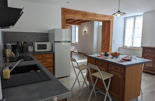 Puyreaux Cottage | *Charming Modern Cottage in Peaceful Village, Baby-Friendly, Wi-Fi, BBQ, Close to Cultural Sites*