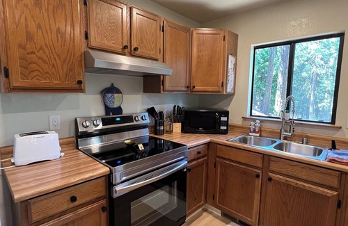 Arnold Ski Chalet | Charming Mountain Chalet with AC/Heating in Camp Connell.