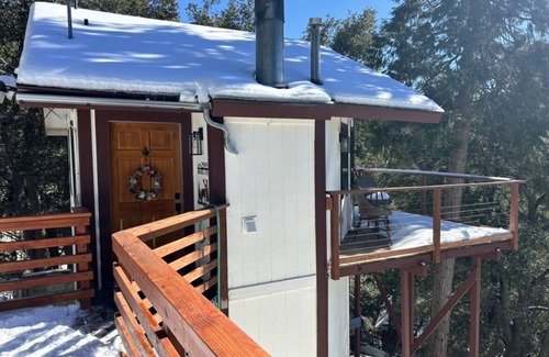 Crestline Cottage | Charming Mountain Cottage. Crestline, CA. Pet-Friendly with Huge Backyard.