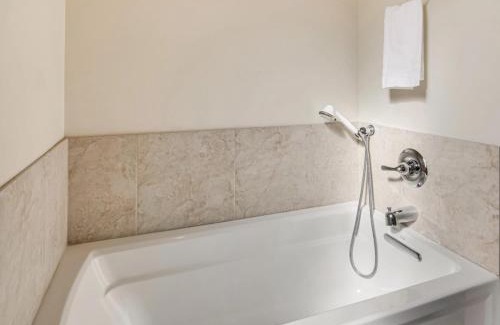 Thousand Oaks House | Charming Mountain Retreat in enjoyable Newbury Park with AC, WiFi