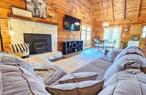 Pine Mountain Cabin | Charming Mountain Ridge View Cozy Cabin near FDR State Park and Callaway Gardens