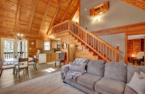 Pine Mountain Cabin | Charming Mountain Ridge View Cozy Cabin near FDR State Park and Callaway Gardens
