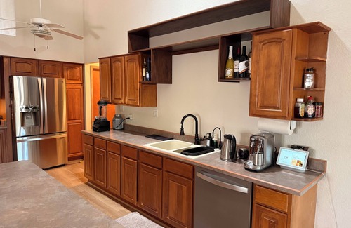 Equestrian Custom Estates House | Charming new stylish luxury Master room in sunny Phoenix with shared kitchen