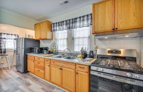 Newport News Cottage | Charming Newport News Cottage < 1 Mi to Ocean!