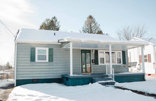 Summerlee House | Charming Oak Hill Getaway Near the New River Gorge