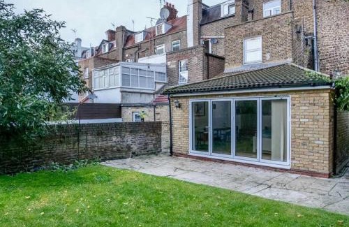 Shepherd's Bush Apartment | Charming Oasis with Garden