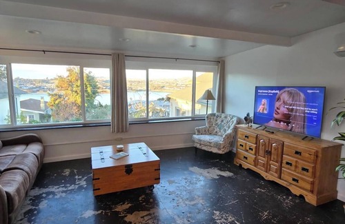 Contra Costa County Apartment | Charming One Bedroom Apartment with View of the Carquinez Straits