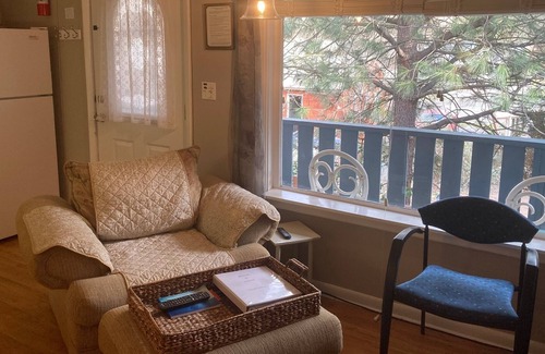 Klickitat Apartment | Charming One Bedroom Apartment In Town