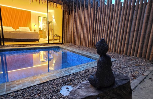 Melgar Villa | Charming one-bedroom villa in tropical Melgar with pool, AC – pet friendly