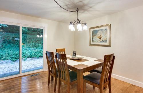 Thurston House | Charming Oregon Home with Private Pickleball Court!