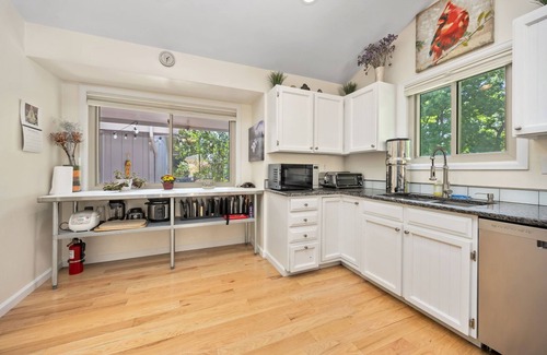 Glenwood Grove - North Iris House | Charming, peaceful and spacious 2-bedroom townhome in beautiful Boulder, AC