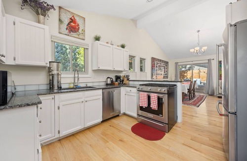 Glenwood Grove - North Iris House | Charming, peaceful and spacious 2-bedroom townhome in beautiful Boulder, AC