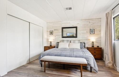 Show Low House | Charming Pines Cabin with Fireplace and BBQ