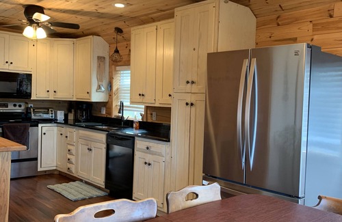 Gladwin Cottage | Charming Pratt Lake Lakefront 2BR Cottage