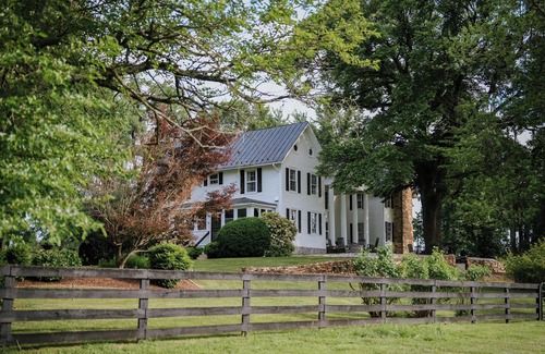 Warrenton Apartment | Charming Presidential Suite Loft with kitchen - The Inn at Black Horse Manor