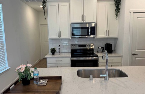 Lincoln Park House | Charming PRIVATE 1-bedroom guest house in lovely Little Elm with AC