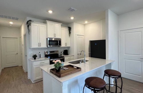 Lincoln Park House | Charming PRIVATE 1-bedroom guest house in lovely Little Elm with AC