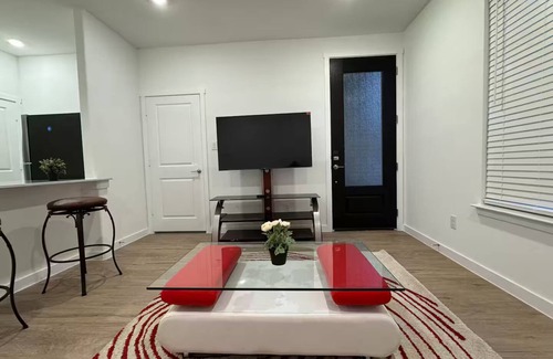 Lincoln Park House | Charming PRIVATE 1-bedroom guest house in lovely Little Elm with AC