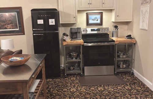 Pella Apartment | Charming private entry apartment tucked under victorian home 6 miles from Pella.