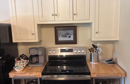 Pella Apartment | Charming private entry apartment tucked under victorian home 6 miles from Pella.