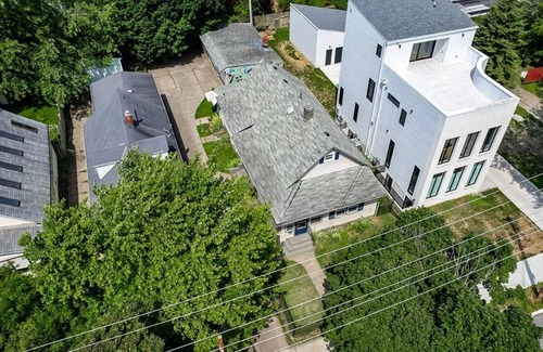 Detroit - Shoreway Apartment | Charming Private Studio in Gordon Square with Direct Path to Edgewater Beach.