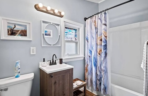 Detroit - Shoreway Apartment | Charming Private Studio in Gordon Square with Direct Path to Edgewater Beach.