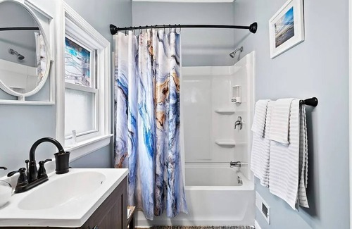 Detroit - Shoreway Apartment | Charming Private Studio in Gordon Square with Direct Path to Edgewater Beach.