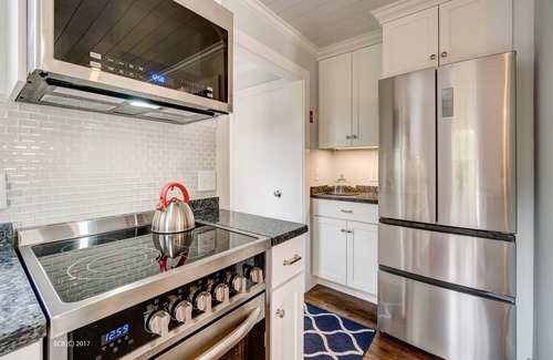 Falmouth House | Charming Quissett Cottage - Private beach/Walk to the Knob!