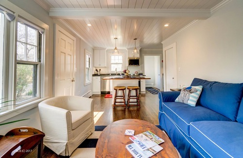 Falmouth House | Charming Quissett Cottage - Private beach/Walk to the Knob!