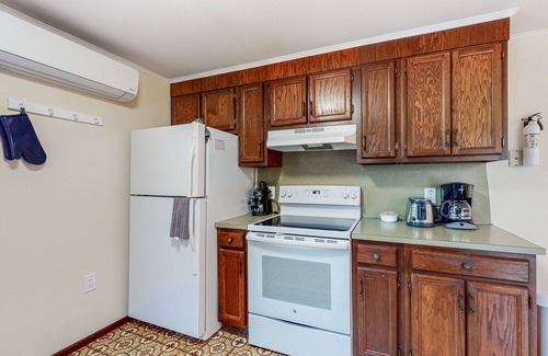 East Harwich House | Charming ranch home with fast WiFi, central air conditioning, & a washer/dryer