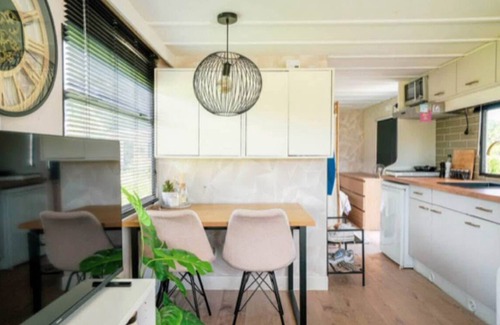 Municipality of Heerhugowaard House | Charming, renovated mobile home on a spacious, green plot