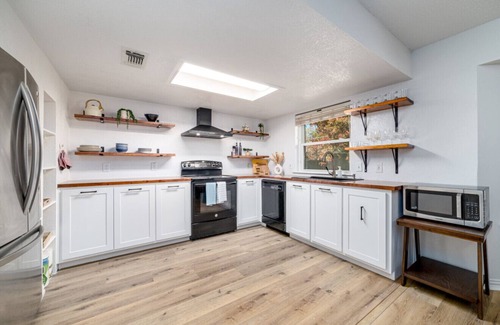 Irving House | Charming Renovated 3BR Home in Central DFW Area