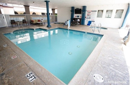 Anaheim Resort Resort | Charming resort in lovely Anaheim 2 mil from Disneyland w/WiFi, fitness room, AC