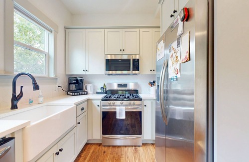 Newberg House | Charming restored cottage with covered deck, 5 min walk to wine tasting, WiFi