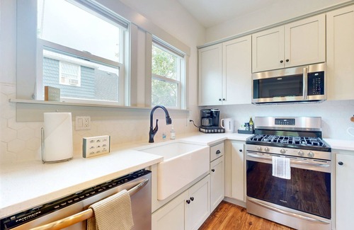 Newberg House | Charming restored cottage with covered deck, 5 min walk to wine tasting, WiFi