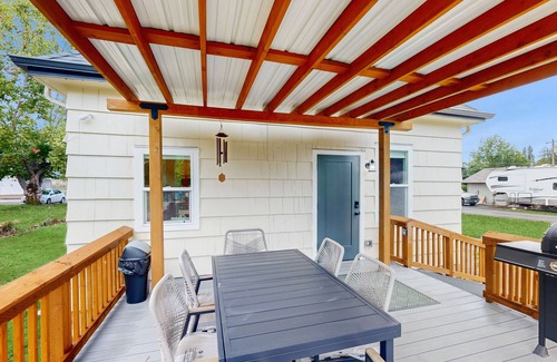 Newberg House | Charming restored cottage with covered deck, 5 min walk to wine tasting, WiFi