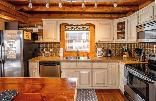 Draper House | Charming retreat in Draper, VA. Perfect for relaxation amidst scenic beauty. Book your stay now!