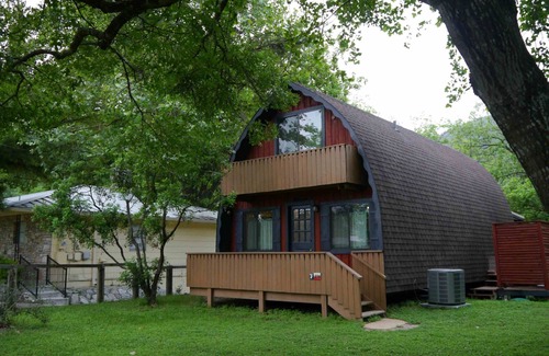 New Braunfels House | Charming river front cabin with private dock